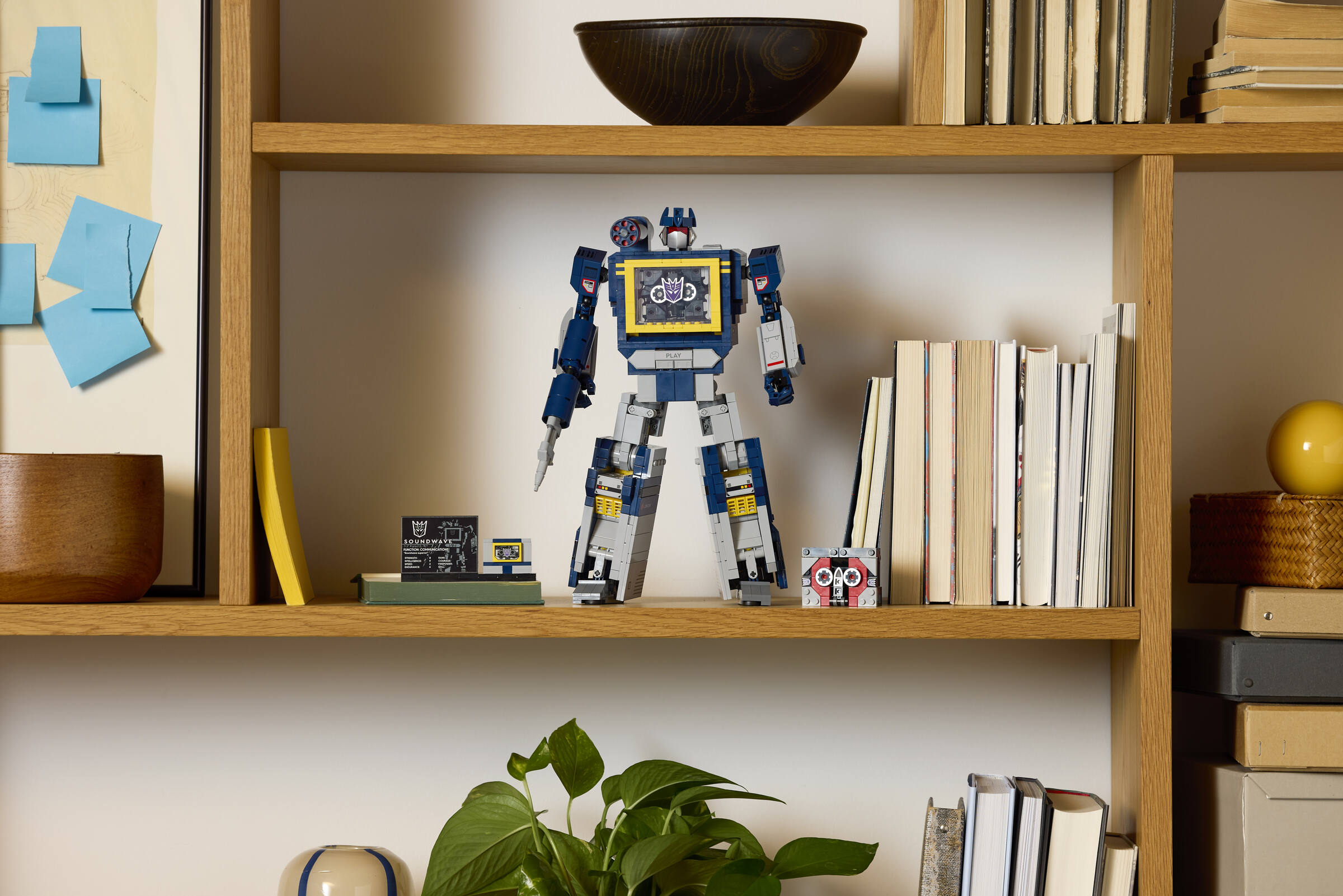 LEGO® Icons - Transformers: Soundwave - 10358